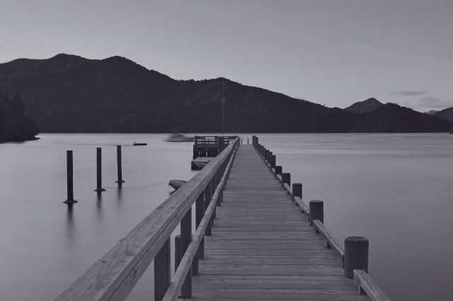 Ngakuta Bay - black & white