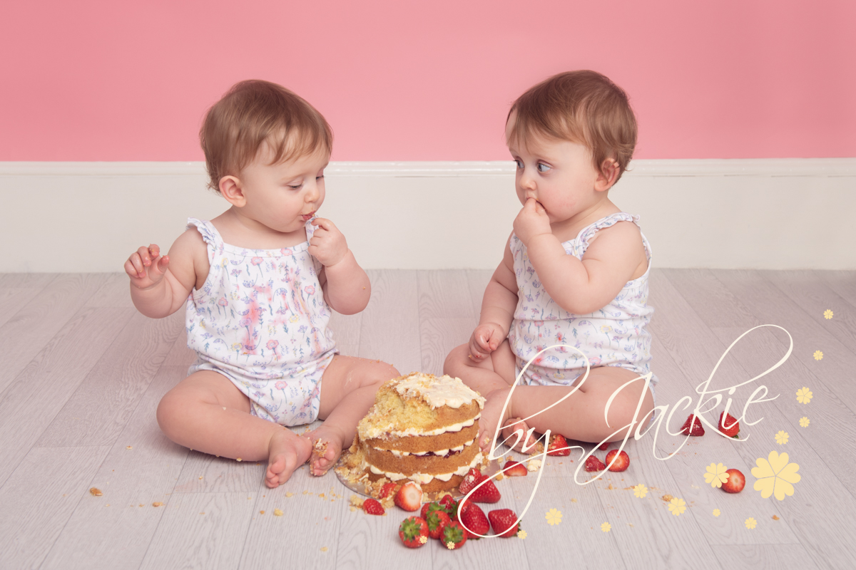 cakesmash photoshoot with balloon arch by babies by jackie photography, york, leeds, harrogate, wetherby, tadcaster, yorkshire