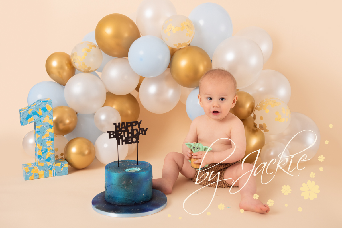 cake smash portrait with balloons and baby yoda cake