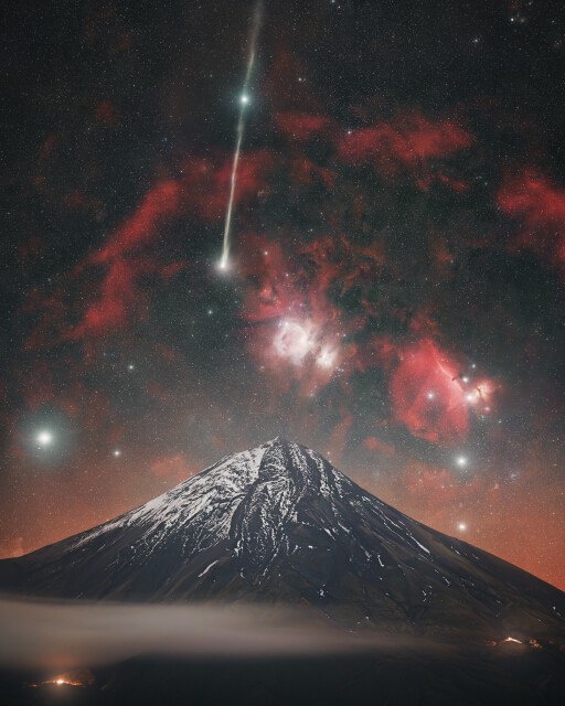 Comet c2025 R3 Panstarrs over Mt Taranaki