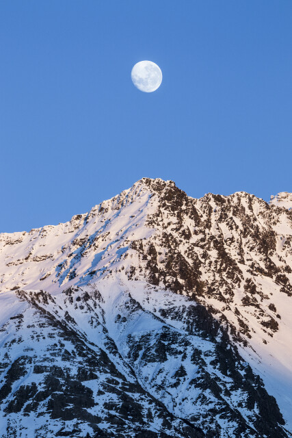 Remarkable moonset