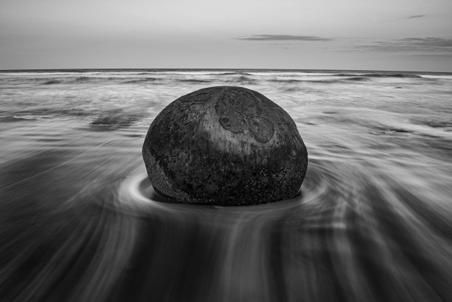 Moeraki (Black & White)